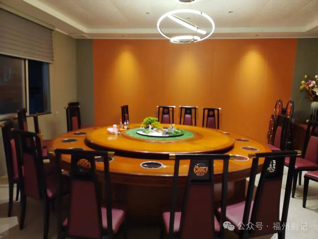 其它▼这是粤菜做法,铁锅炒好菜,然后连铁锅一起端上桌,热气腾腾,锅底