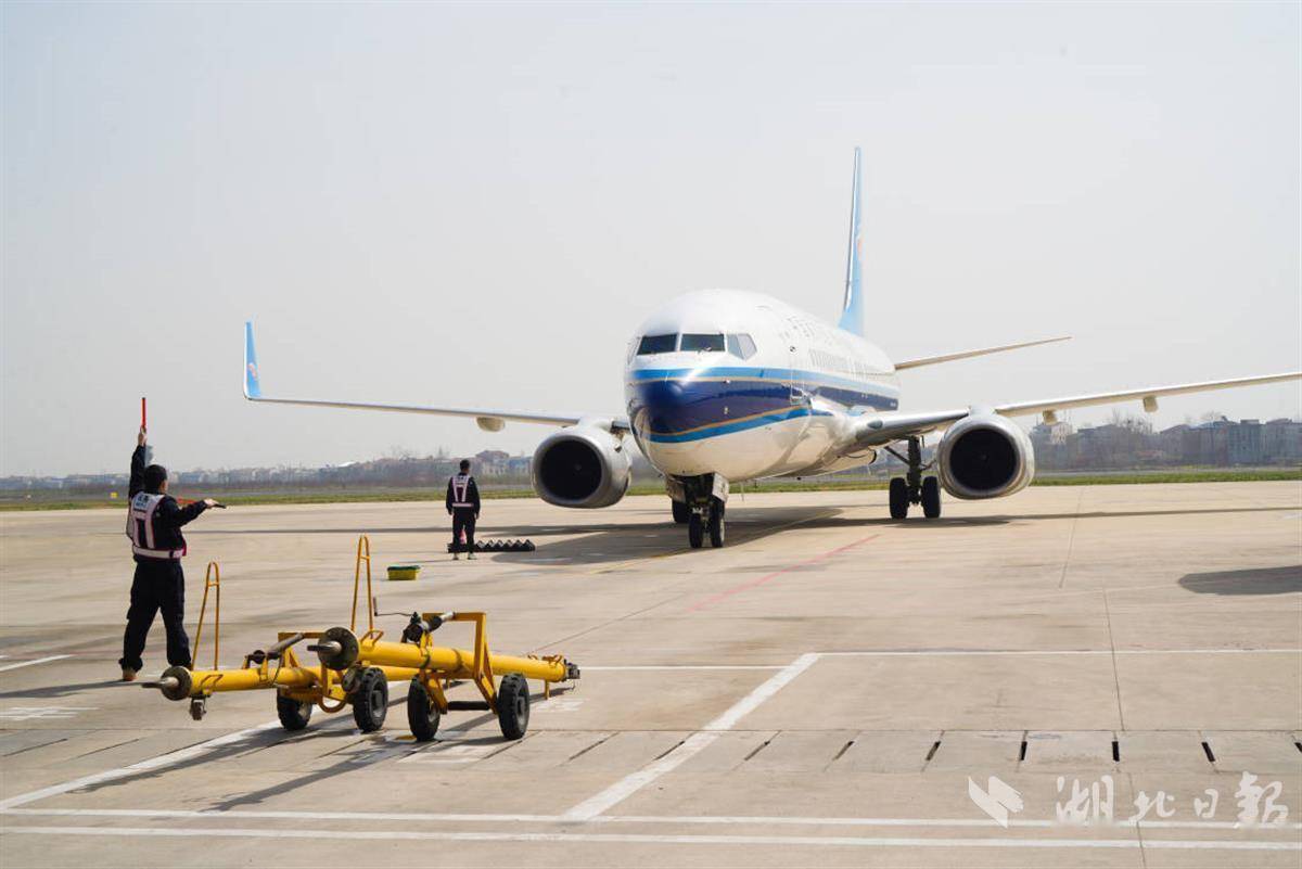 晴雯)3月20日12:24,搭乘131名旅客的cz8095次航班,从襄阳机场腾空而起