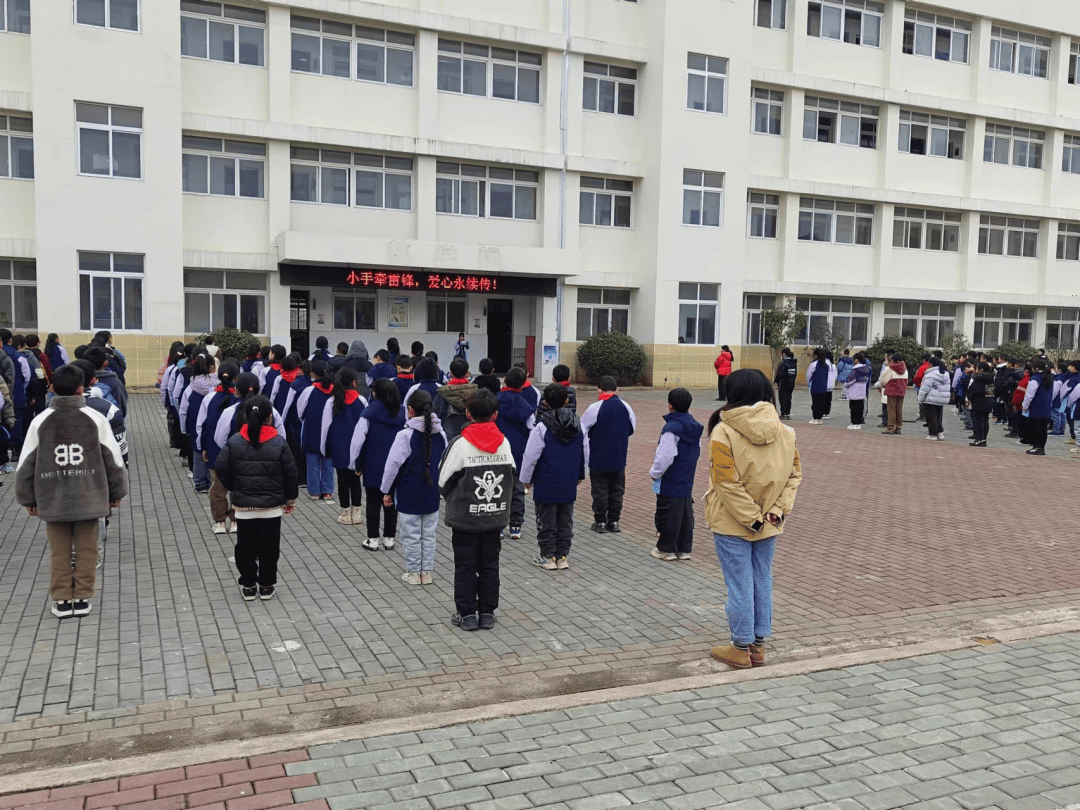 传承雷锋精神京山教育在行动永兴小学小手牵小手让爱心延续