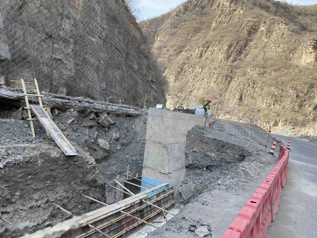 5点19分车开到松树岭上坡处,小方摇下车窗,向着使劲蹬车上行的美女