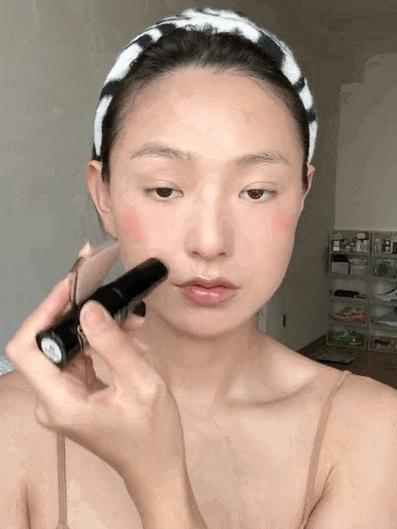 接着选择你手边眼影盘里的大地色,从基础开始联系眼影的晕染,你的眼皮