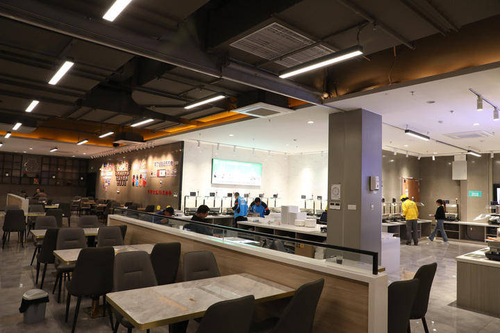 千万元级写字楼餐厅里的小哥食堂十元钱吃饱吃好