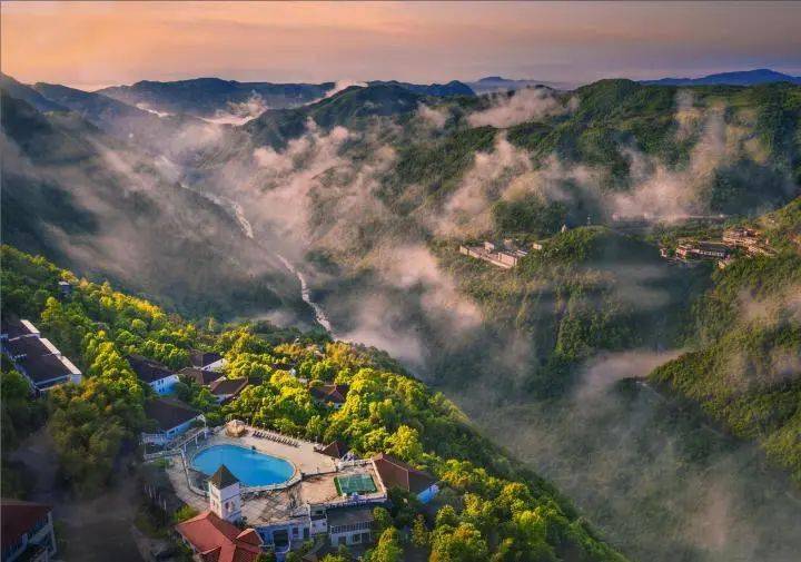 周如妙 摄雅阳镇是泰顺县域的次中心,也是廊桥—氡泉国家级旅游度假区