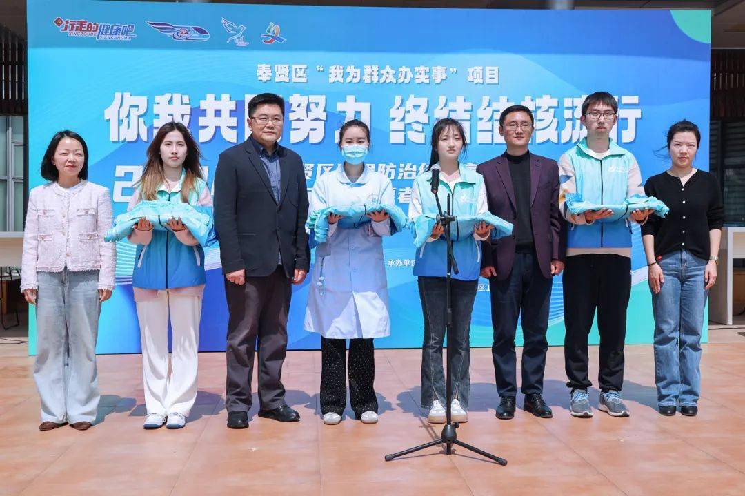 复旦大学公共卫生学院副教授胡屹,奉贤区疾控中心副主任易可华向志愿