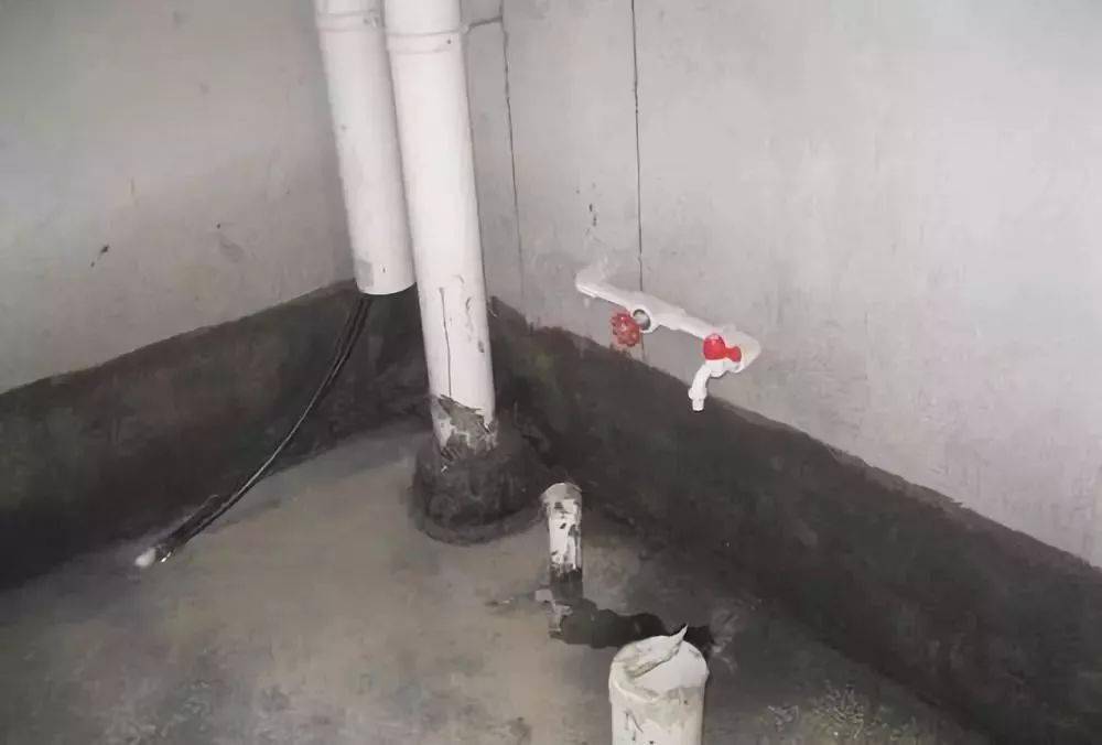 不得在多孔砖或轻型隔墙中使用膨胀螺栓固定卫生器具.