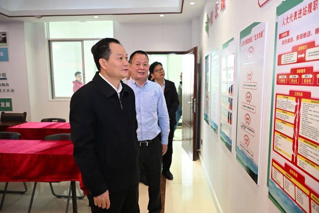 县人大常委会主任班博文,县委常委,常务副县长胡钧,县人大常委会副