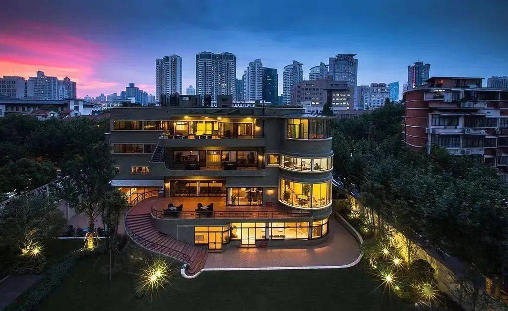 他在吴宅设计中将流线型线条表现得十分流畅,有强烈的现