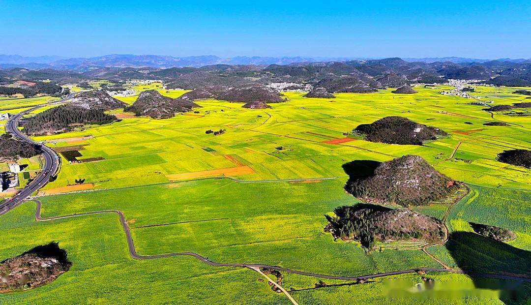 罗平金鸡峰丛迷人的大地艺术风光