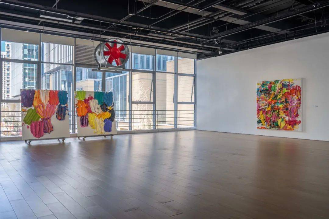 西山的风朱金石的厚绘画与宣纸装置作品亮相壹美美术馆