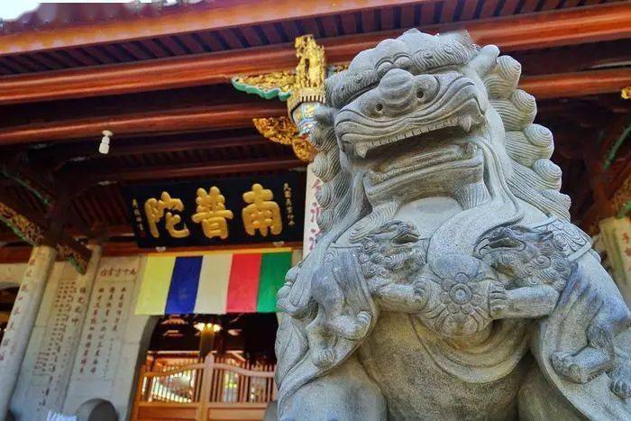 是闽南著名的佛教胜地之一面临碧波荡漾的大海背依秀美的山峦南普陀寺