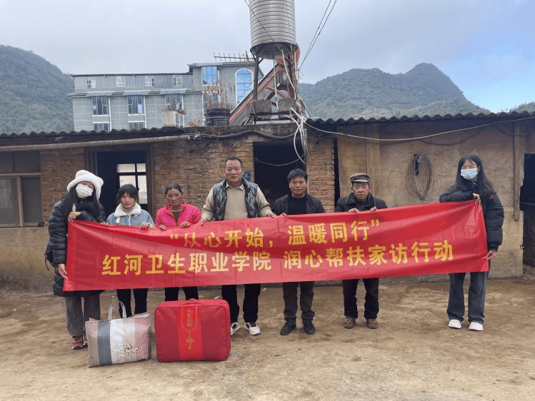 学工队伍到绿春县东沙村学生家中走访云南工贸职业技术学院:寻根 发扬