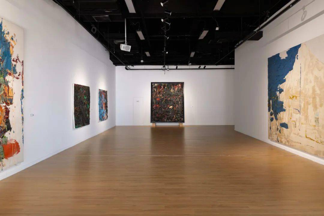 西山的风朱金石的厚绘画与宣纸装置作品亮相壹美美术馆