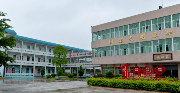 祖籍潮阳曾是香港纺织及制衣业界翘楚三个儿子个个成就不凡