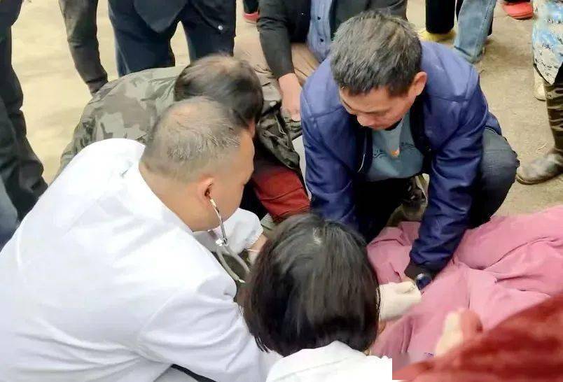 到达现场后,民辅警和群众立即轮流对小孩进行心肺复苏抢救,经过不断的