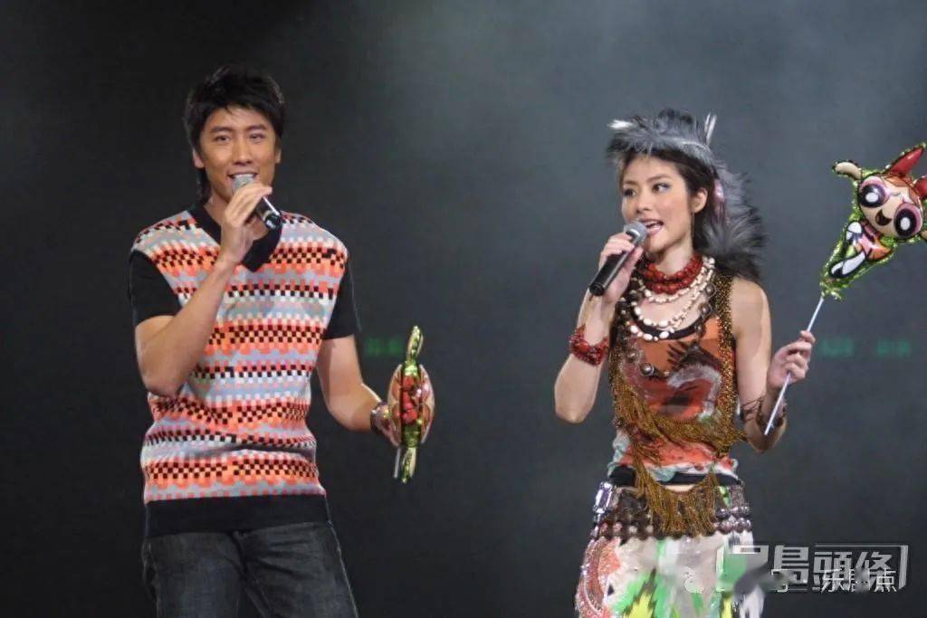 当然也有网民提起陈慧琳弟弟陈司翰,指他高学历又长得帅,曾做歌手