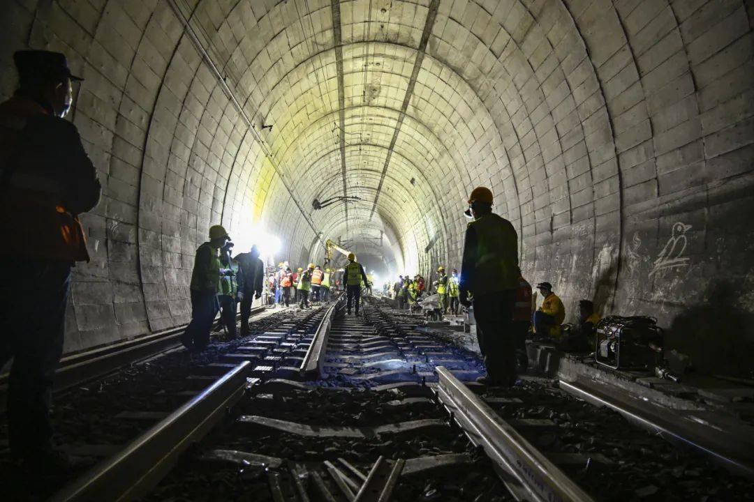 狭窄隧道同时进入230人施工