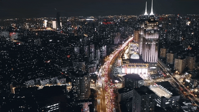 坐拥魔都绝佳观景位,一开业便获得"沪西灯塔"的美誉!