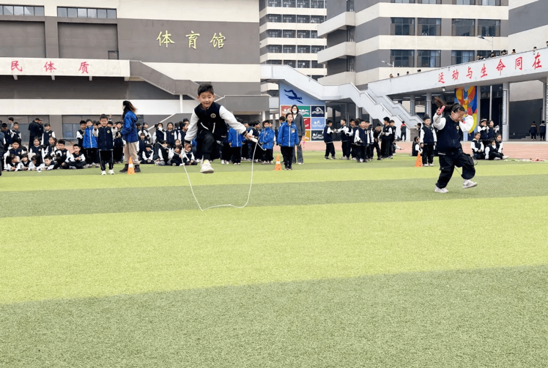 绳彩飞扬舞动童心高阳宏利佳学校小学部跳绳比赛来啦