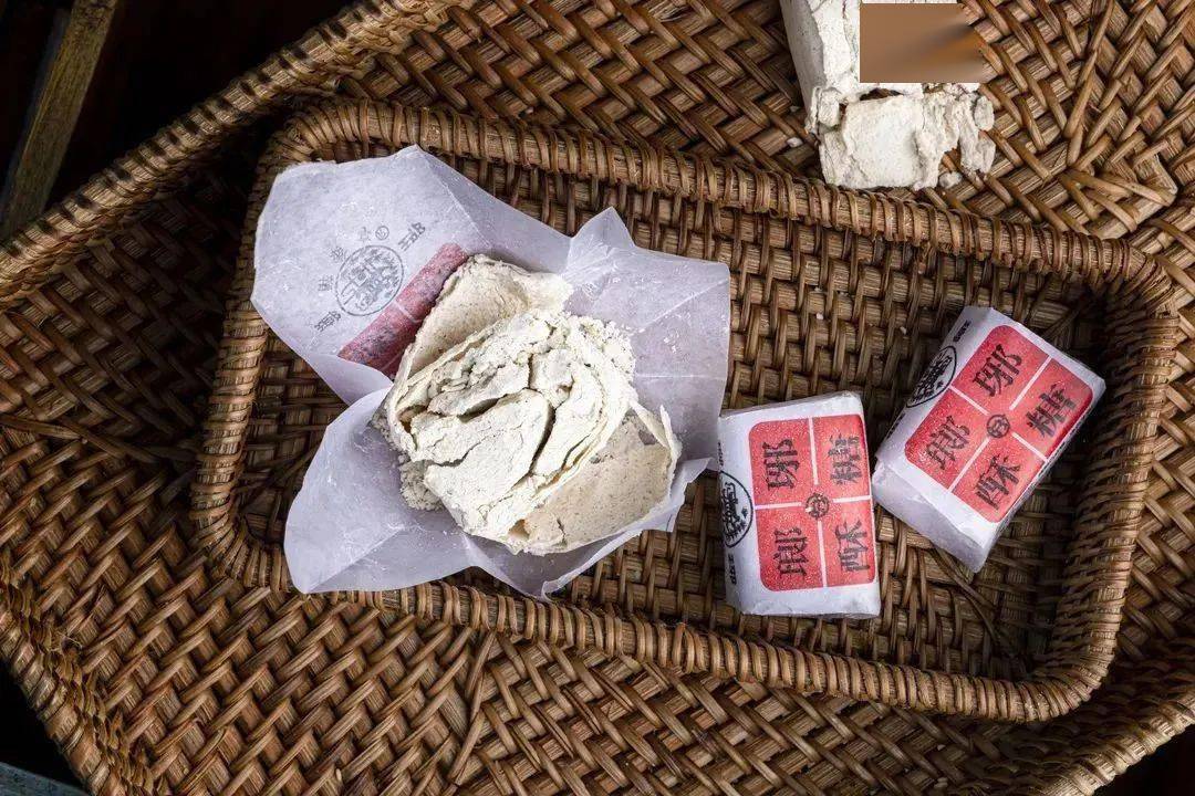 酥糖相传是南京秦淮八艳之一董小宛为照顾生病的丈夫,以麻仁,精粉和