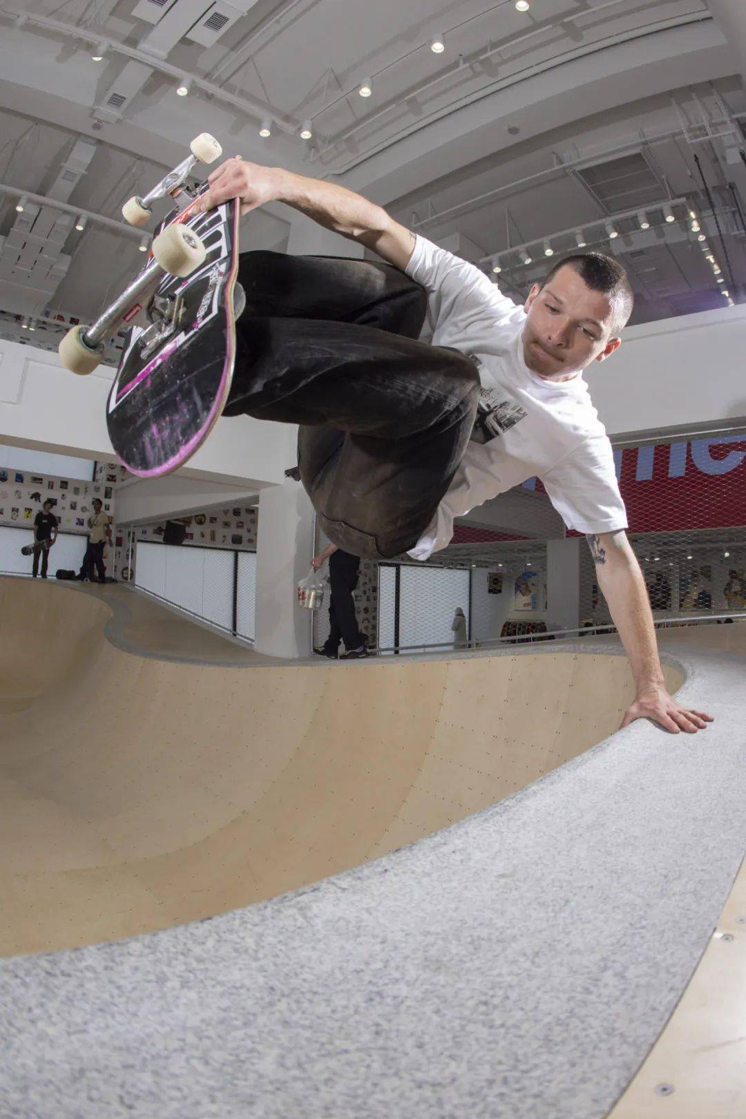 全网独家supreme御用摄影师atiba镜头下滑手们的supreme上海店首滑