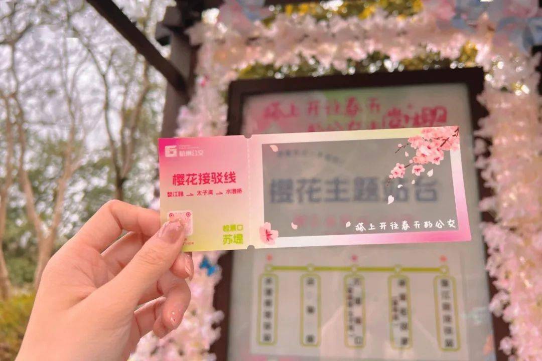 南线的太子湾,花港观鱼等景点成为新一轮的旅游热点,同时,外围的径山