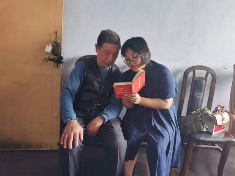 张利君带领社区文化小组活动2023年,张利君获评2023年度成都榜样"蓉城