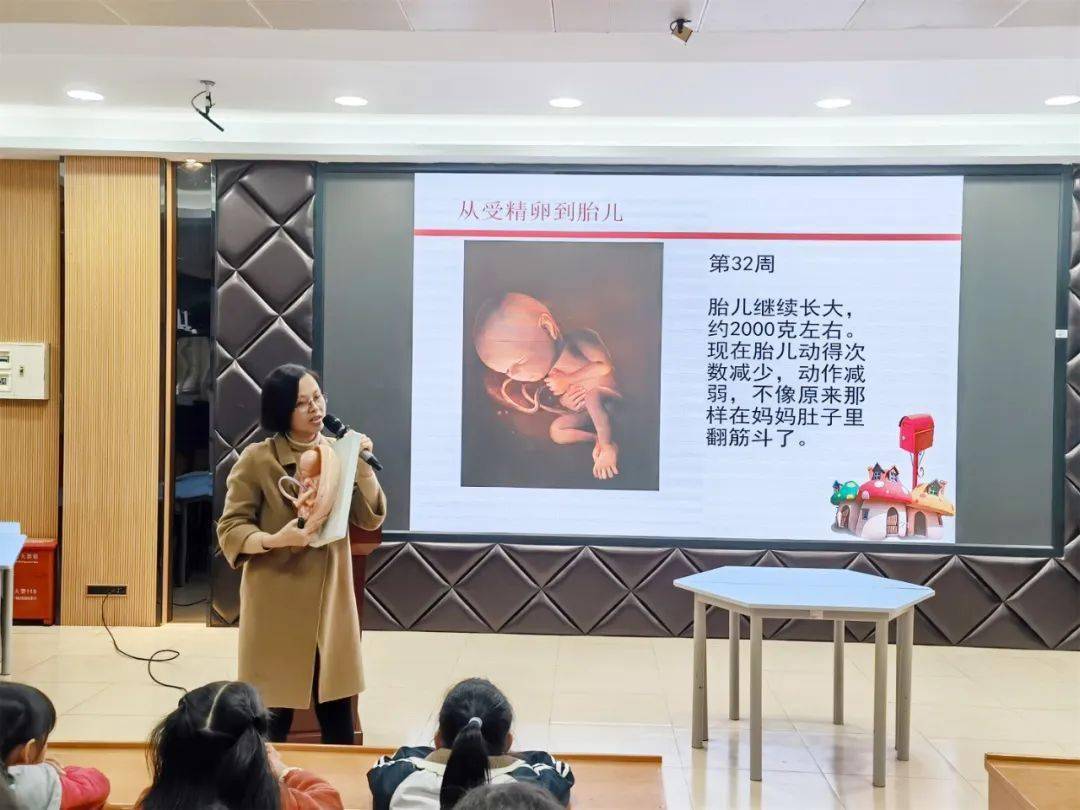 日前,伦教医院妇产科副主任杨淑红受邀到伦教培教小学开展了一场别开