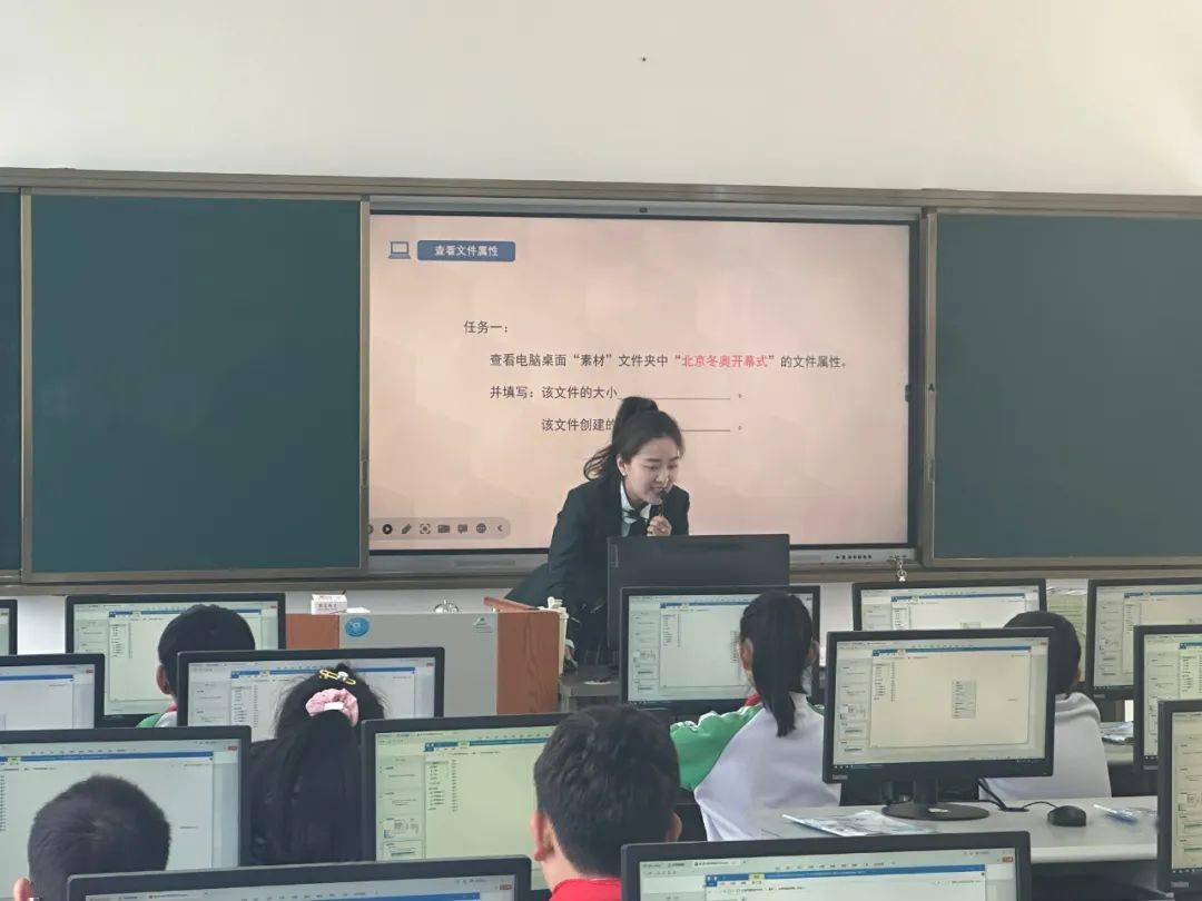 周颖老师执教的是三年级下册第二课《排列图标找文件》,周老师教态