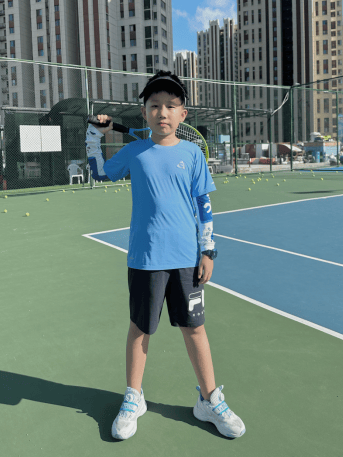 五年级二班的赵梓源同学是学校大队长,自担任大队长