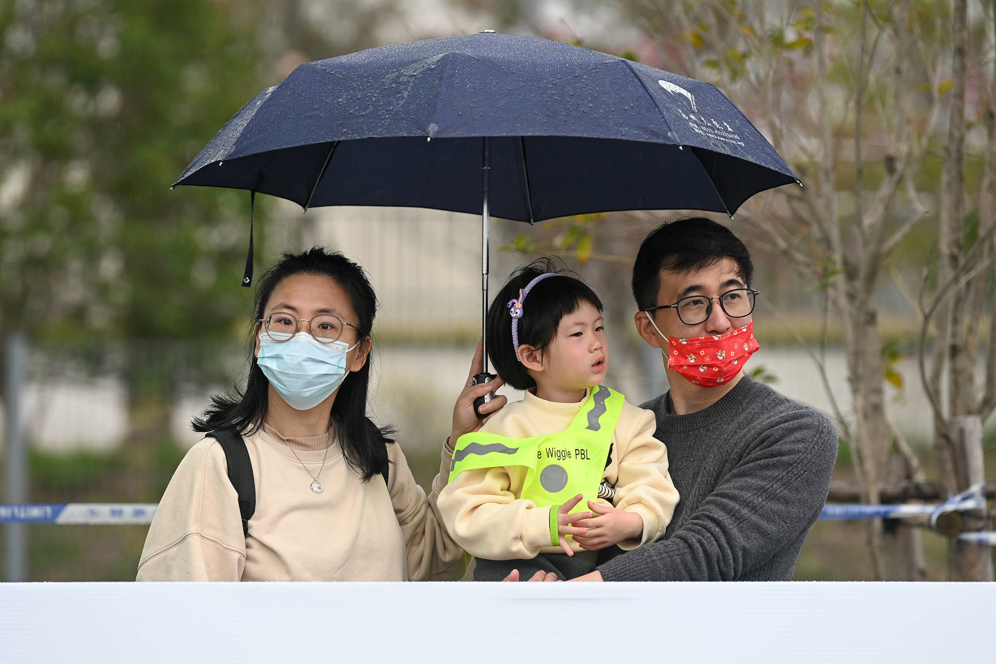 澎湃新闻记者 朱伟辉 图选手拿着自制的牌子为自己加油.