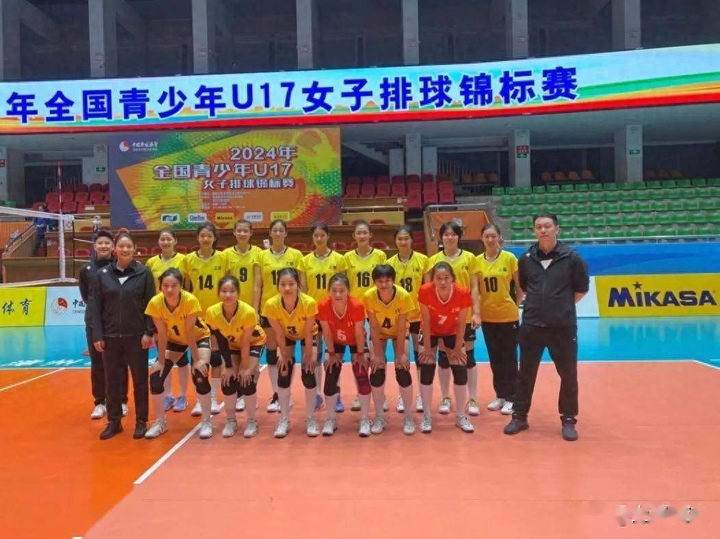 半决赛阶段,上海女排u17队3-0战胜布吉中学顺利晋级.