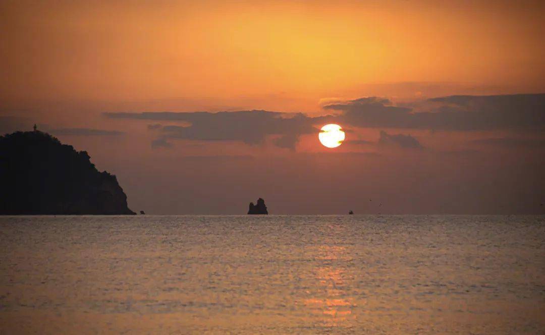 太阳升起来的图片海边图片