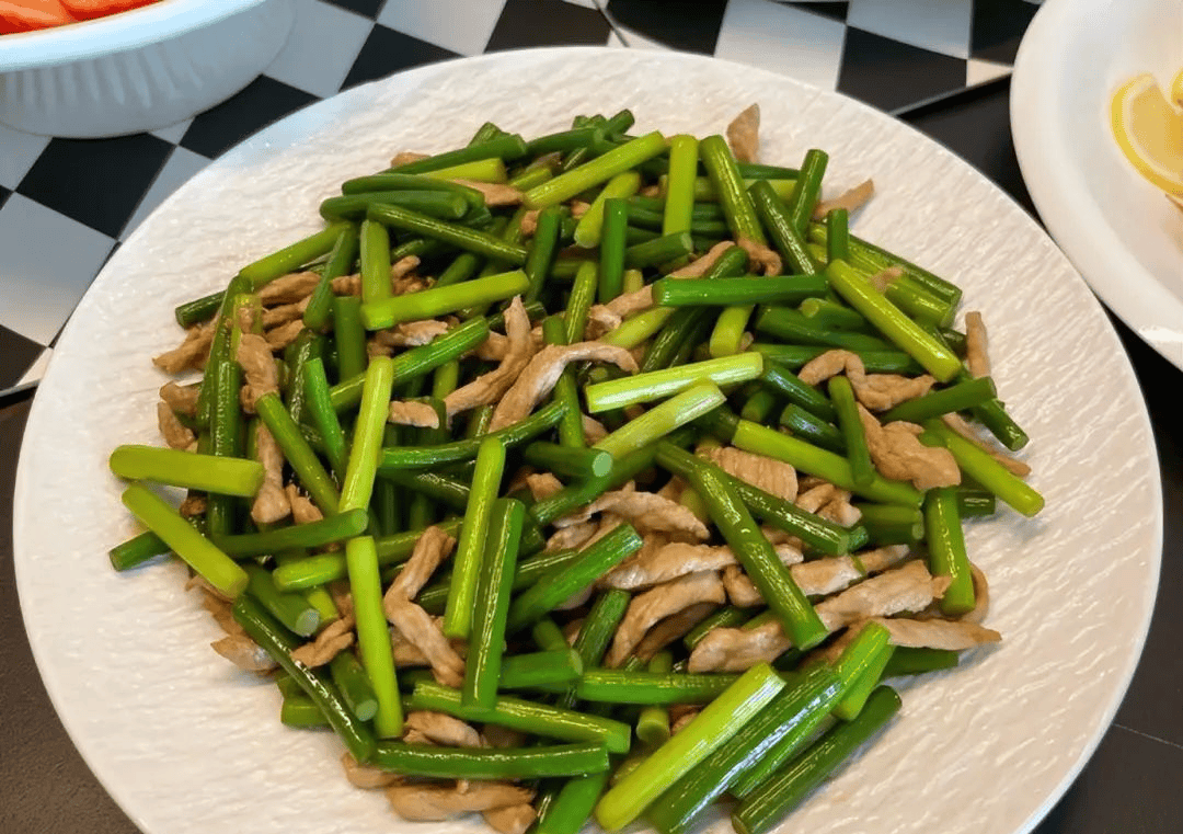 这道菜色泽翠绿与鲜红相间,看起来就让人食欲大增.