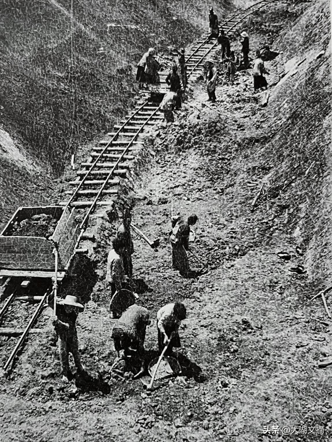 老照片:1942年7月,云南宜良可保村的明良煤矿公司(465)