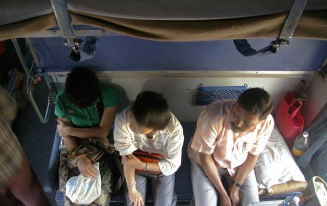 常坐卧铺火车的人提醒尽量不要买下铺过来人含泪说出背后实情