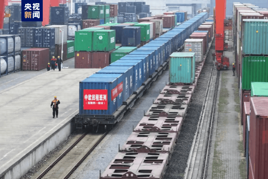 今天3月24日下午2时58分一列装载90只标箱葵花籽原油的中欧班列抵达