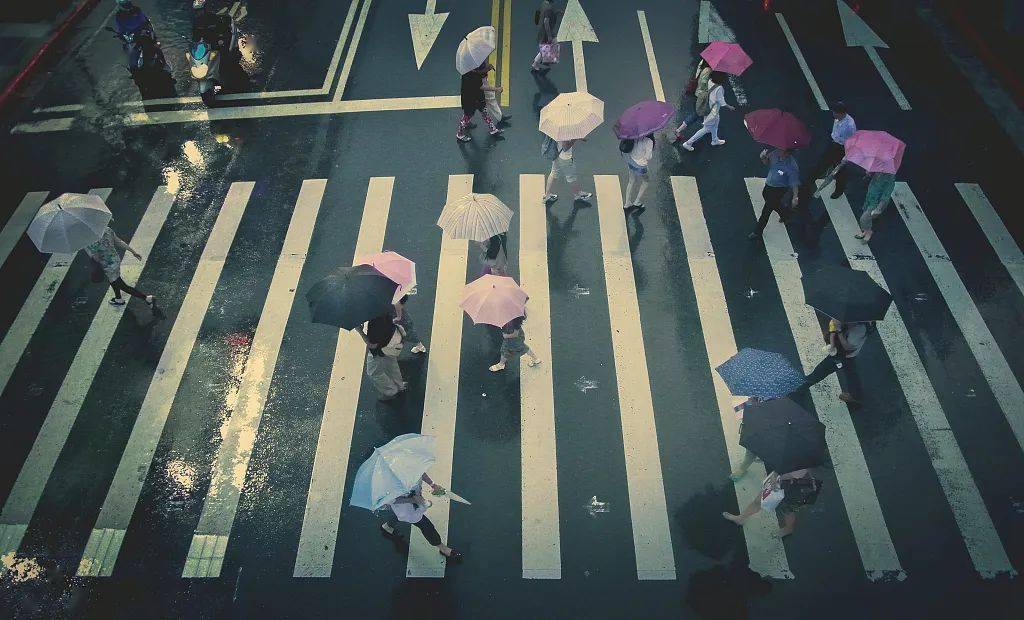 突发枪战男子朝派出所门口扫射