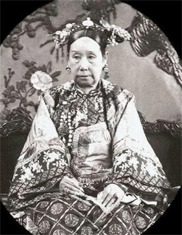 慈禧出洋相第一次看到灯泡喊了2个字如今却成了人们的口头禅