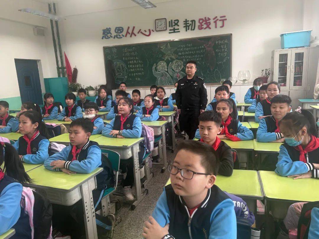 开学第一课普法进校园与法相伴共护成长珲春公安开展送法进校园系列