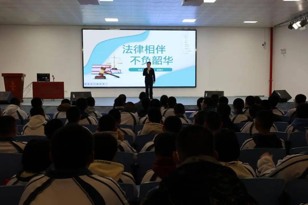 3月18日,将乐法院联合团县委,关工委,县一中开展"送法进校园"活动.