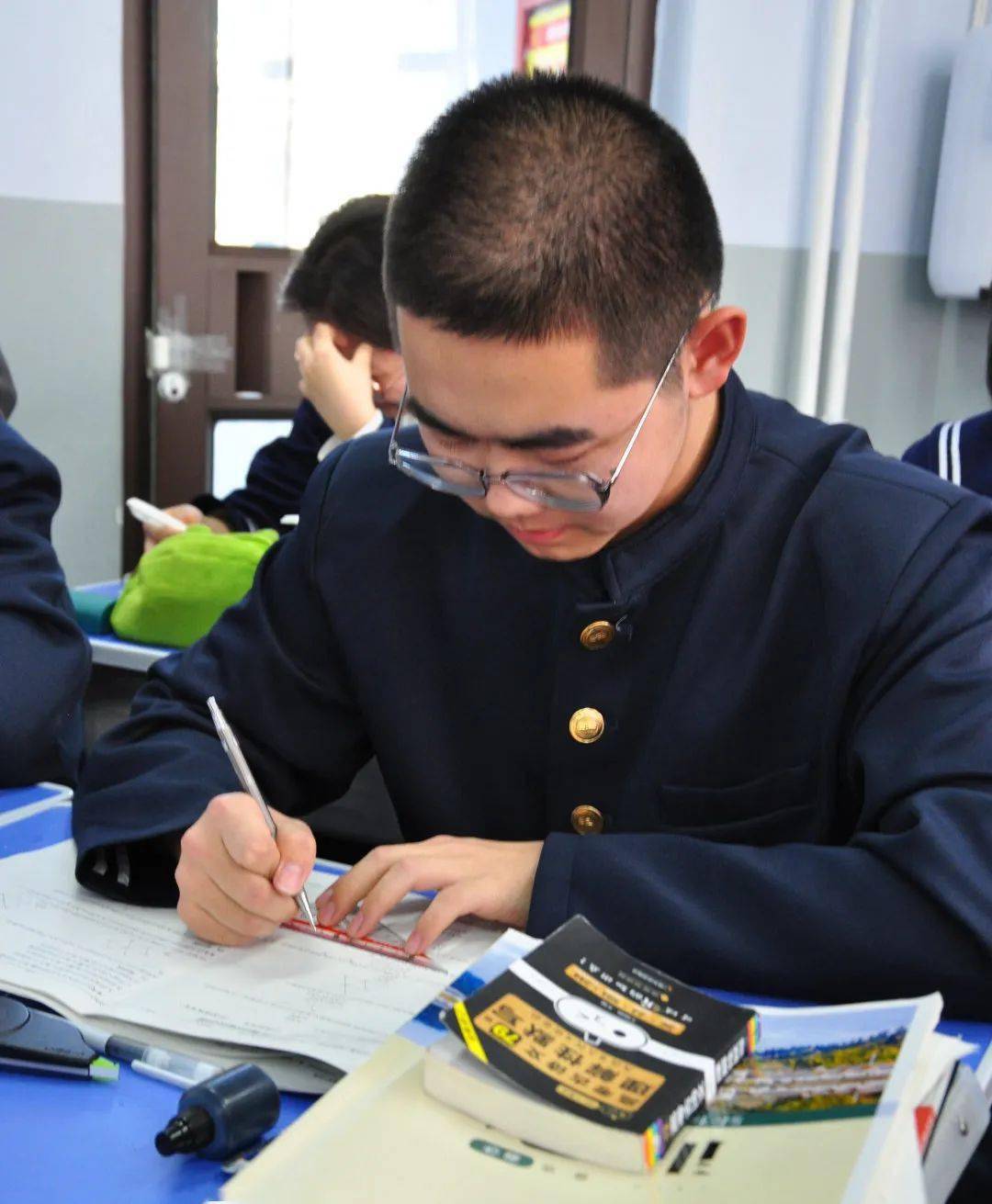 荣耀师生携手同心和美一中上下求索