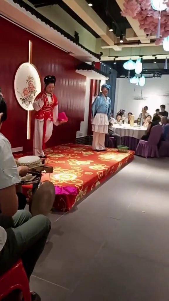 江西赣州宁都 宁都半班戏 喝着小酒,看着戏,别有一番滋味09演出现场