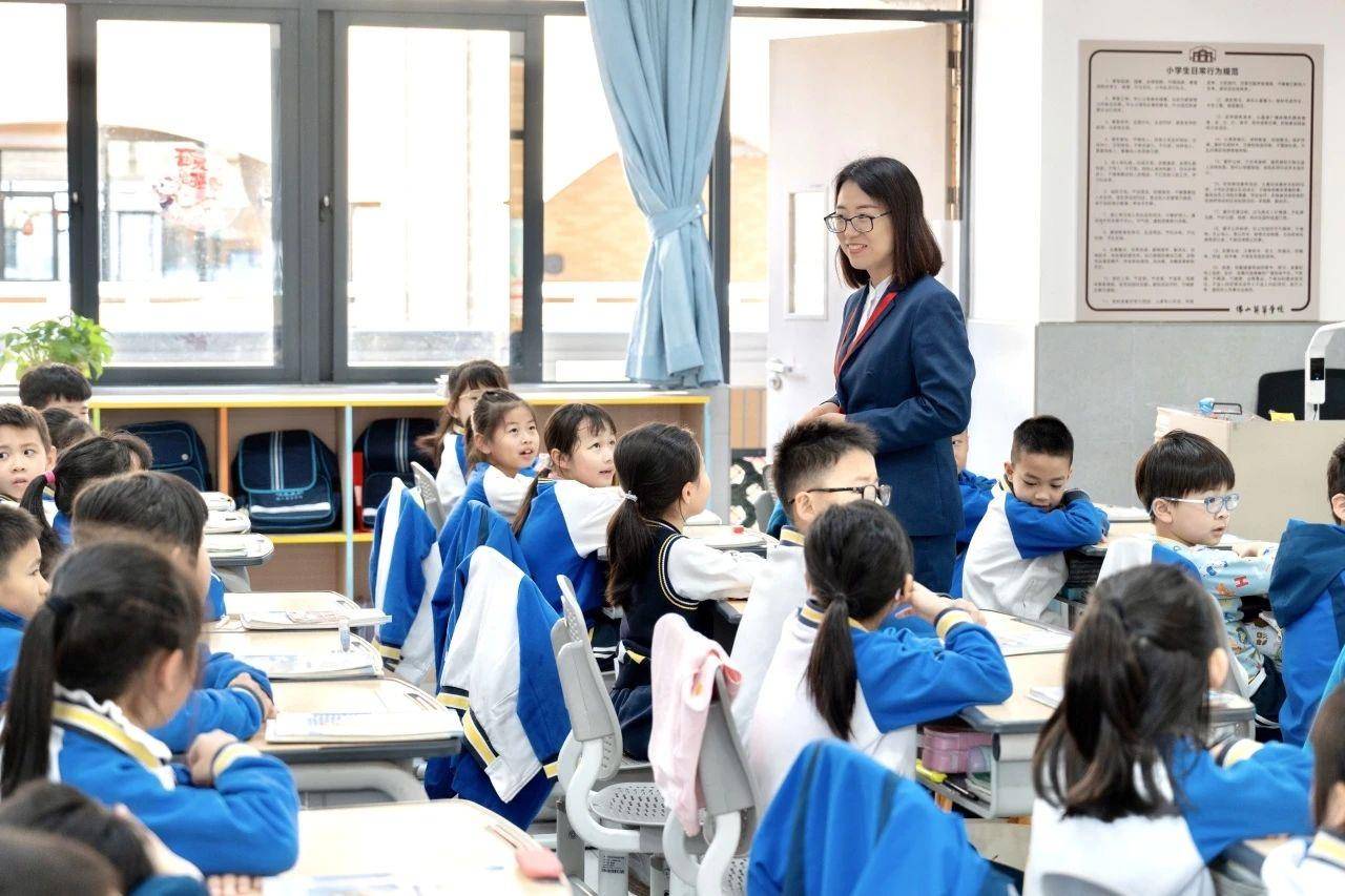 家校合力共育未来佛山市英华学校小学部举行家长开放日