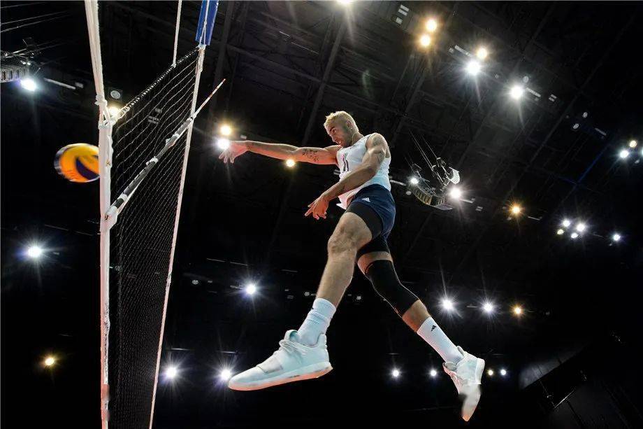 58米,这个扣球高度的数据比排球王-莱昂还要高2厘米,这样的身体条件为