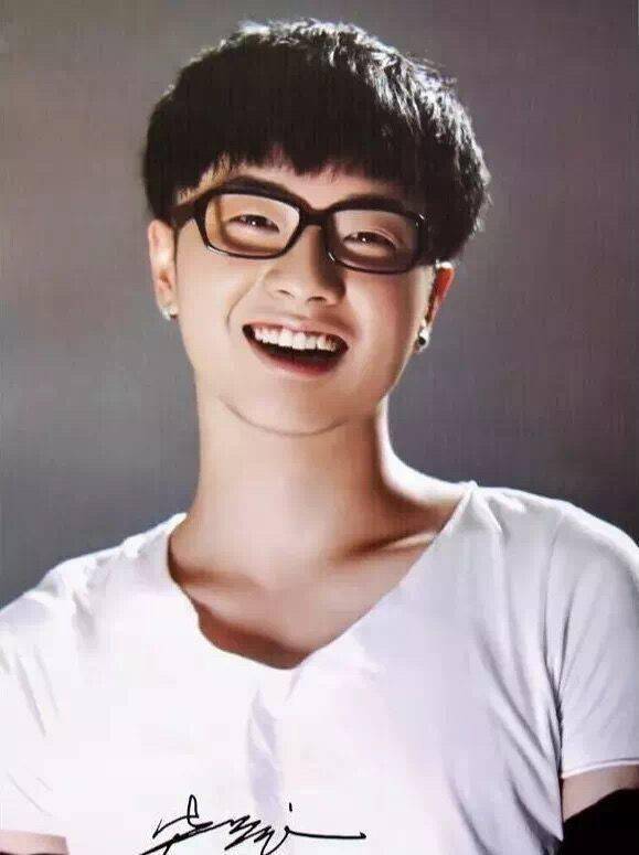 华晨宇和周深是中国乐坛备受关注的两位年轻歌手,他们都拥有独特的