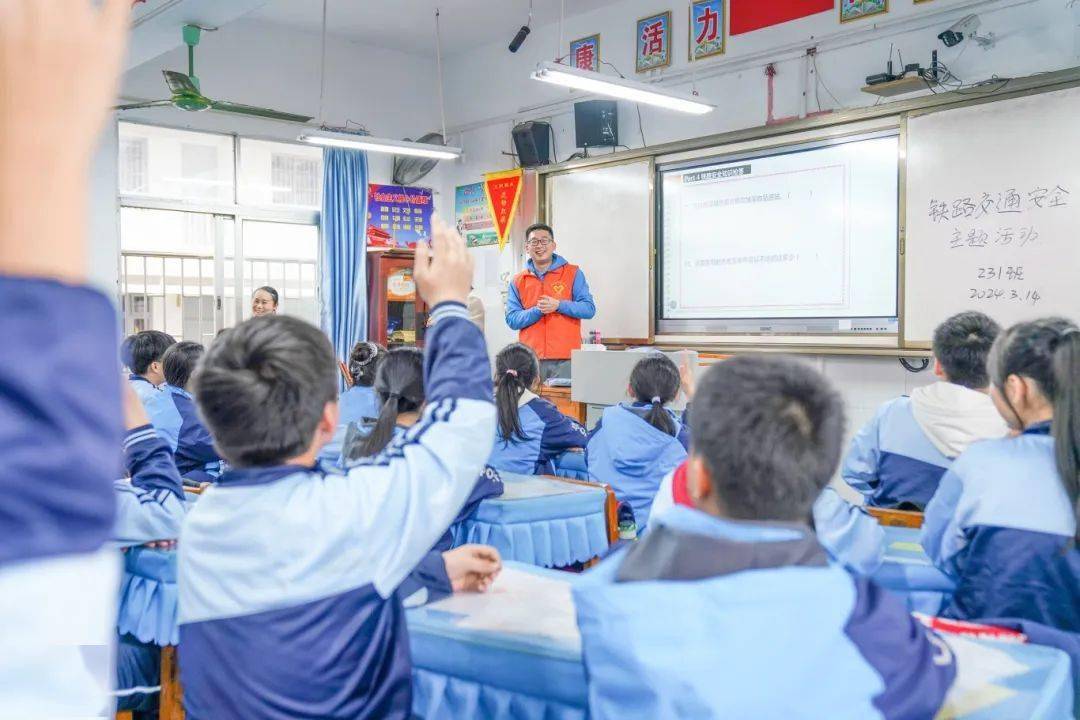 62在柳州市第十九中学,柳州电务段青年志愿者通过ppt讲解,发放安全