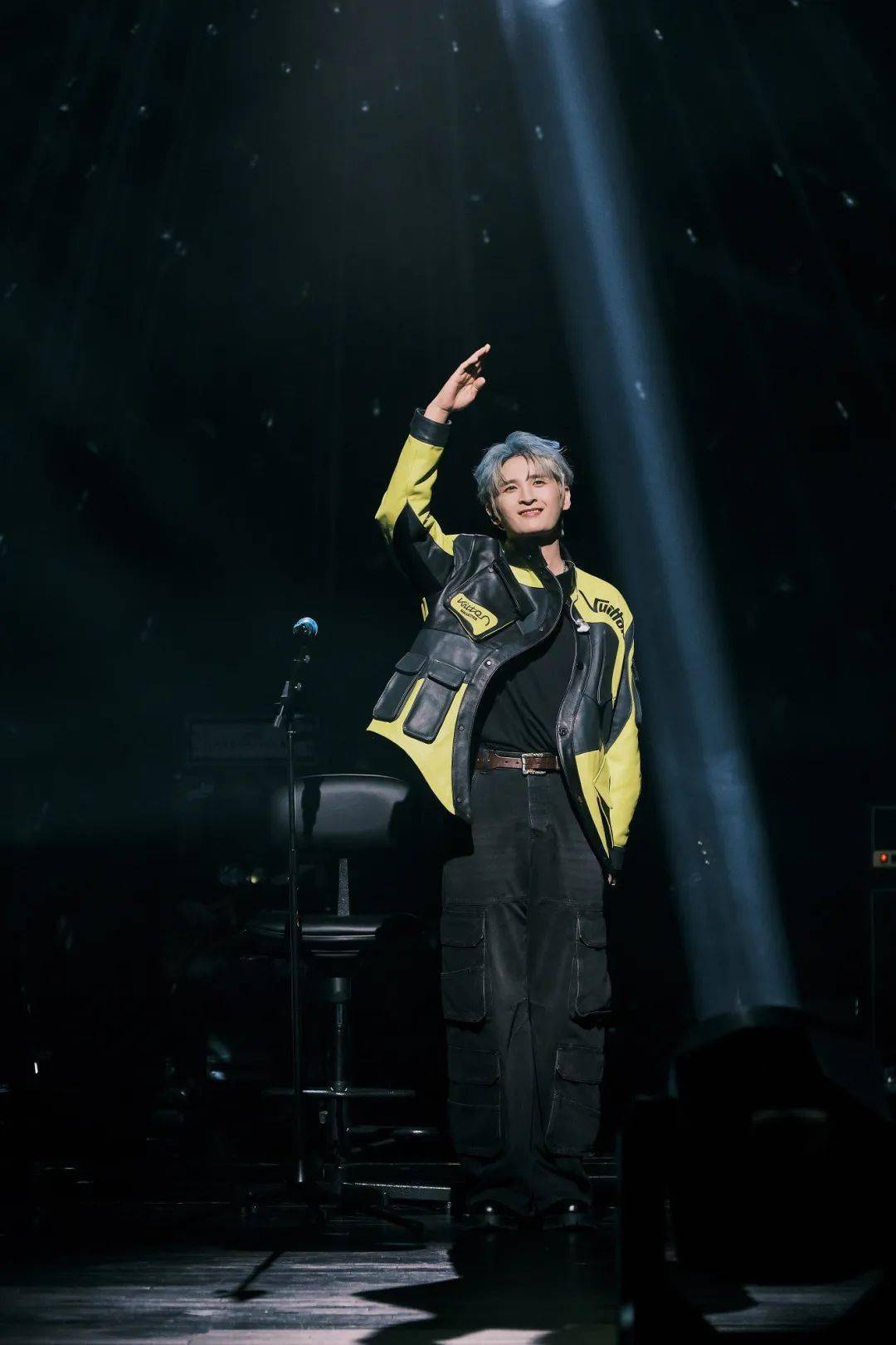 嗨唱「哼」,「1104梦」,「几句」等曲目后,他又换上黑白拼色西装完成