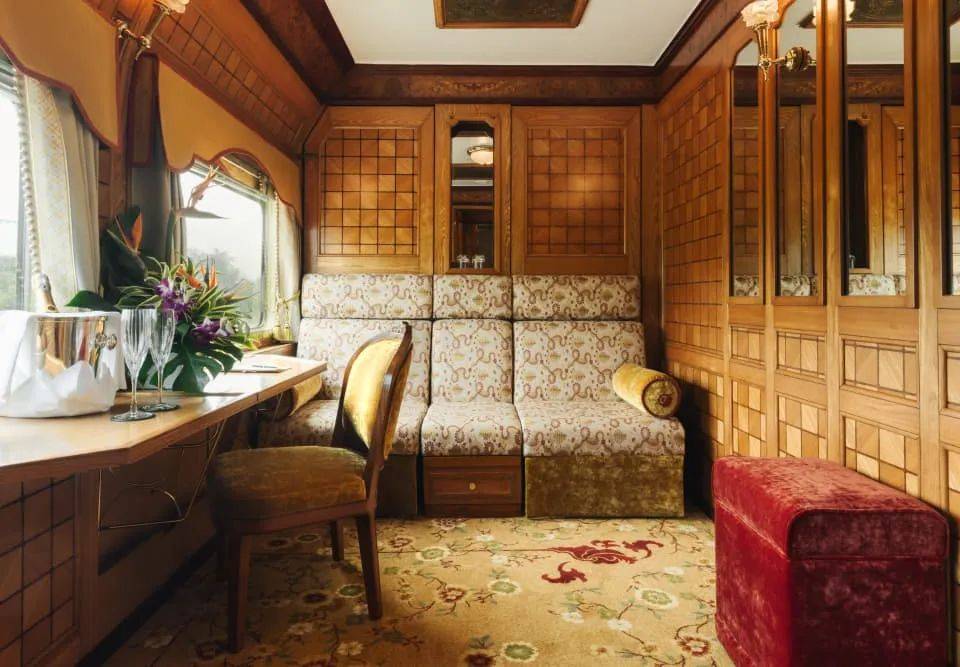 豪华总统套房则在美轮美奂的金色调之中,点缀刺绣装饰元素,呈现该地区