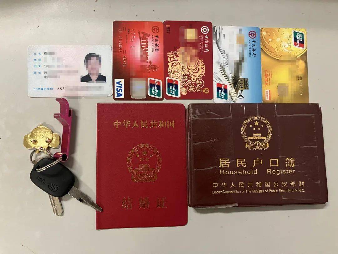 户口本等物品在监控下查看发现警员将包拿回警务室四周询问未果后发现