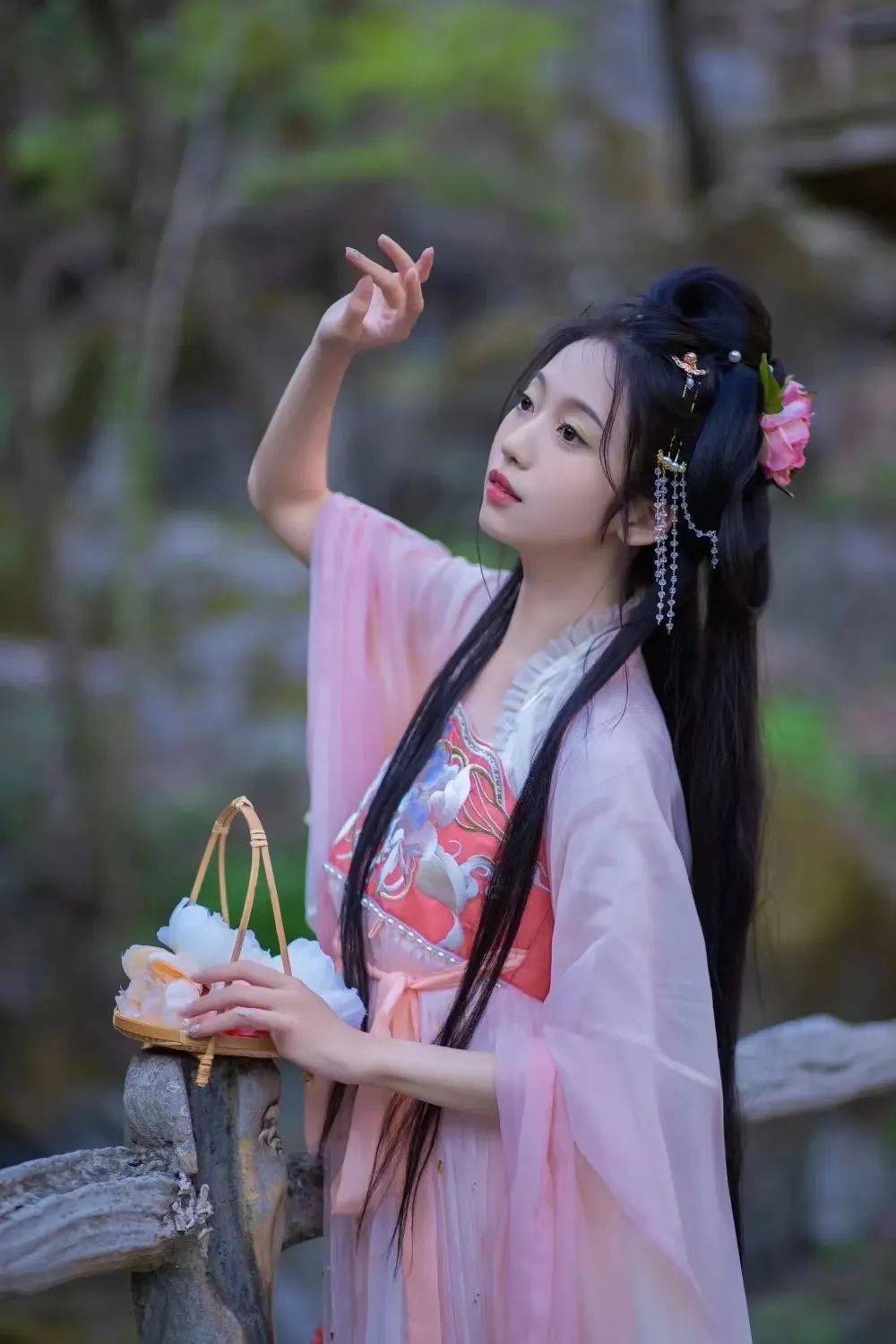 汉服摄影爱好者看过来牛背梁景区花朝节车接车送免门票福利来了